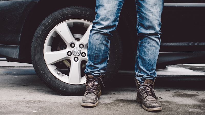 Model Jeans Pria Terbaru - Pria berdiri dekat mobil