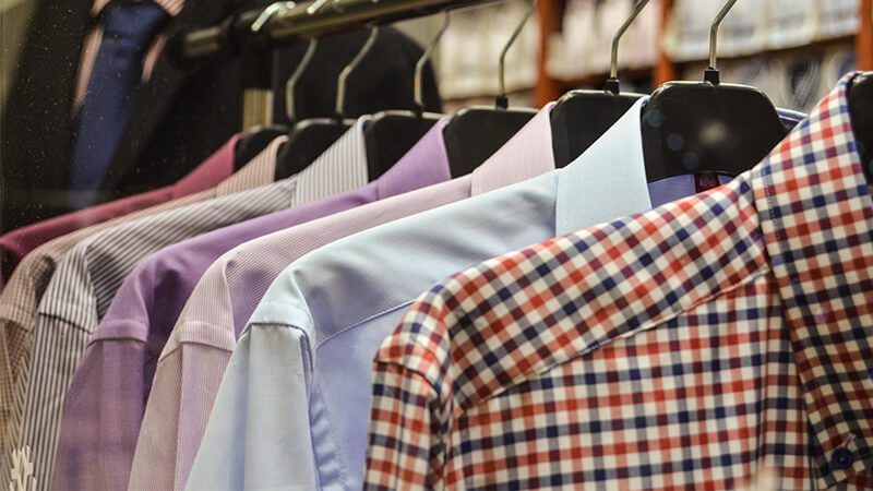 Model Baju Kemeja Pria - Deretan Kemeja di Hanger